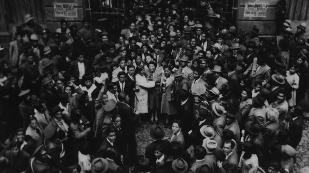 magda portal con trabajadores en el mercado de cuzco 1945 - Poesia Online